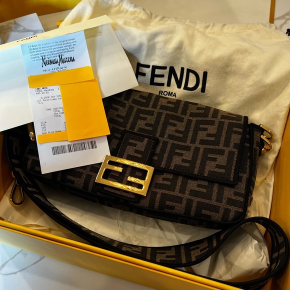 Fendi baguette 
Brown FF jacquard fabric bag - Picture 10 of 16